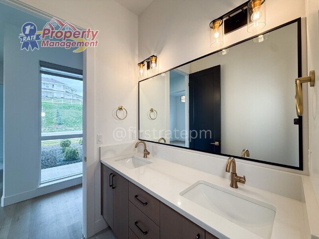 Building Photo - 3024 E Parulo Dr