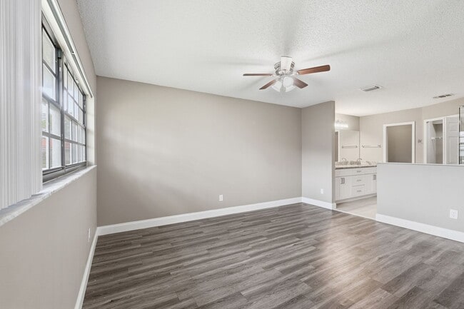 Building Photo - 3 bedroom condo