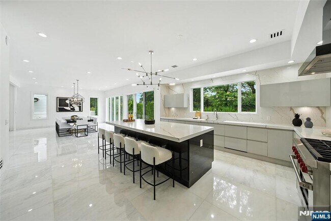 Building Photo - 44 Floral Terrace