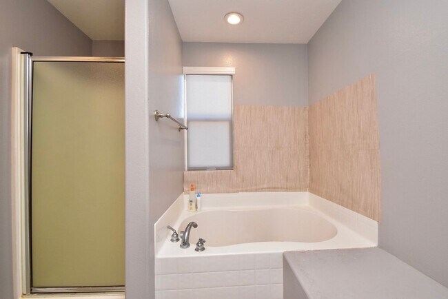 Building Photo - Great 4 Bedroom 3 Bath Home in South Jordan in Amazing HOA Community!