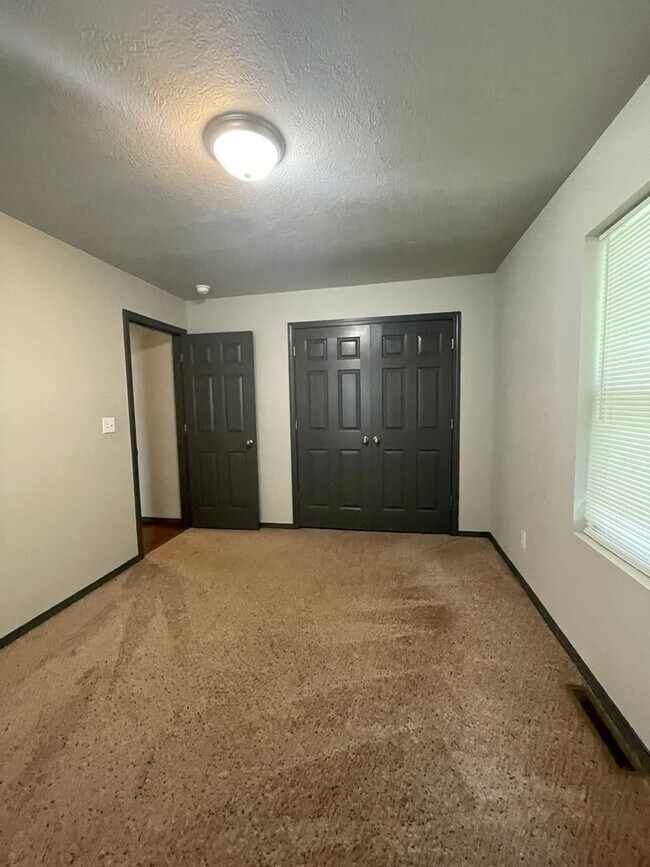 Building Photo - 3 Bedroom 2 Bath House South Springfield
