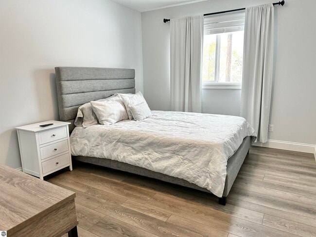 Building Photo - 982 Lake Ridge Dr