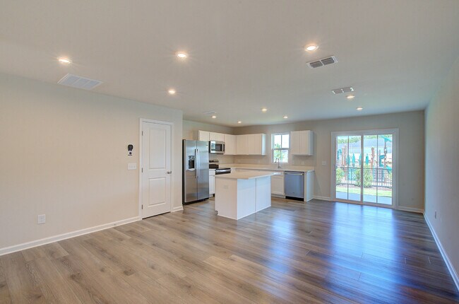 Building Photo - 411 Mancini Dr
