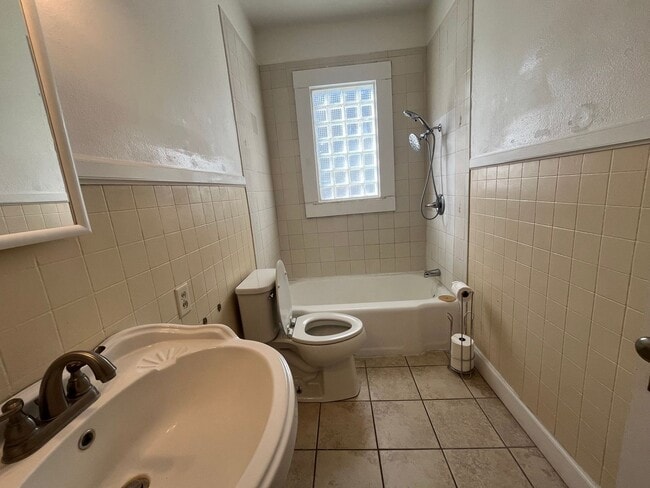 Building Photo - Spacious 3 Bedroom Home • 2,100+ Sq Ft just outside of Live Oak Location