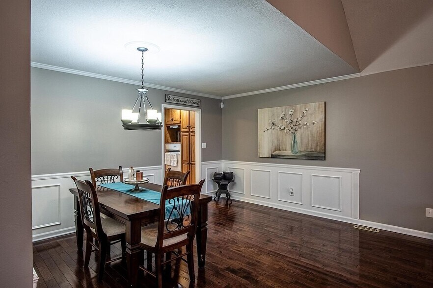 Building Photo - 304 Twin Oak Dr