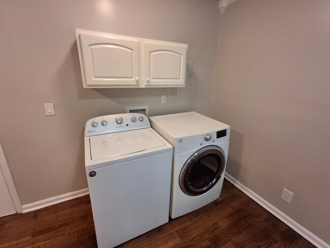 Building Photo - 825 Crestline Cir NW