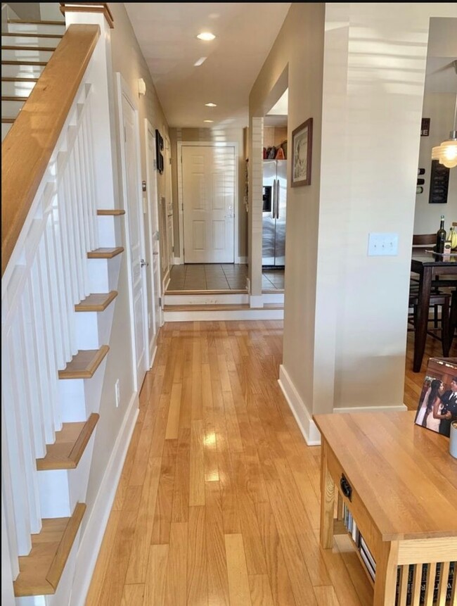 Building Photo - 2 BEDROOM 2.5 BATH TOWNHOME WITH DOWNTOWN ...