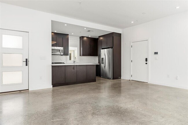Primary Photo - 1021 1/2 E 38th St