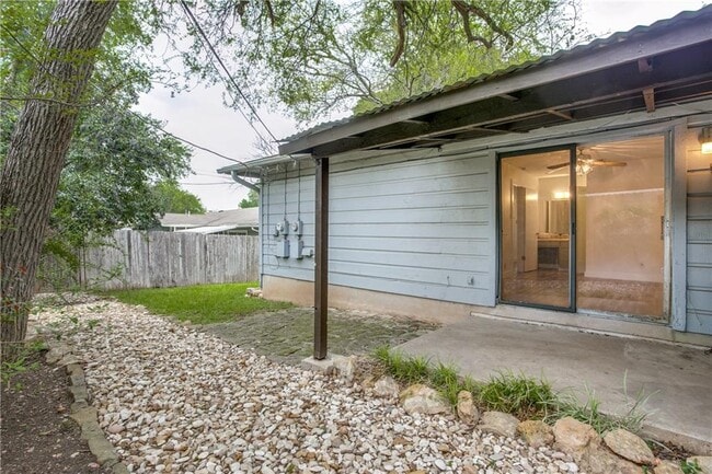 Building Photo - 2313 La Casa Dr