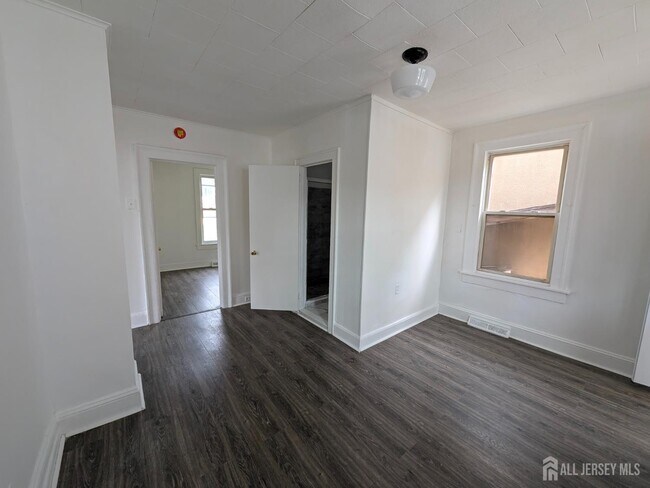 Building Photo - 121 Kossuth St