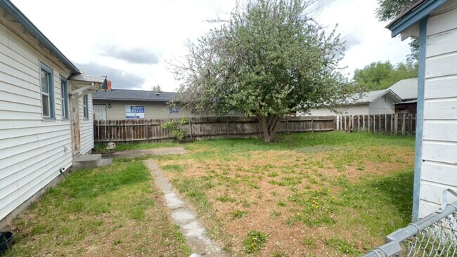 Building Photo - 2 Bedroom / 1 Bathroom Home in Madras Oregon
