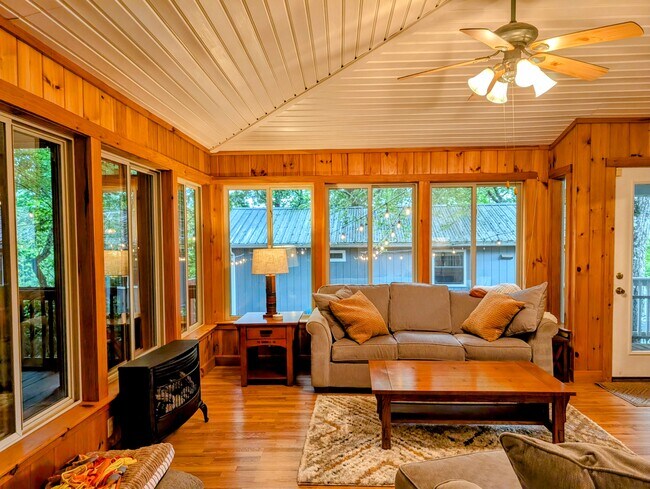 Building Photo - 524 Stornoway Dr