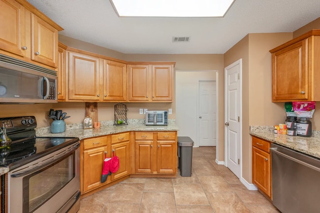 Building Photo - 4 Bedroom 2 bathroom