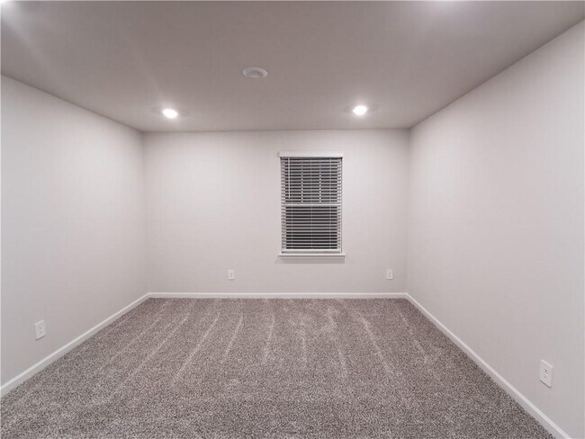 Building Photo - 5814 Un Grv Dr