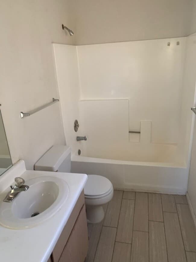 Building Photo - 2 bed 2 bath condo on 3rd floor