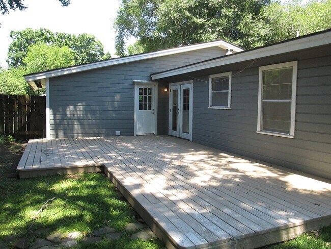 Building Photo - 2311 Bron Holly Dr