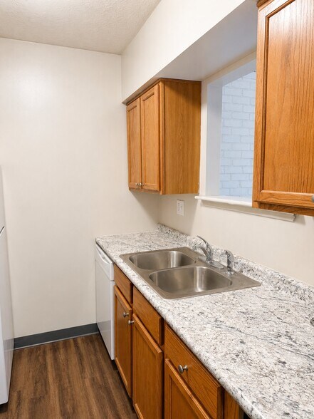 Building Photo - 2065 Sutton Ave