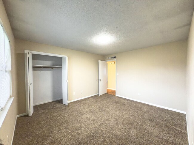 Building Photo - 2503-2503 E Morris Dr