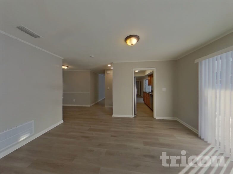 Building Photo - 7102 Woodfield Dr