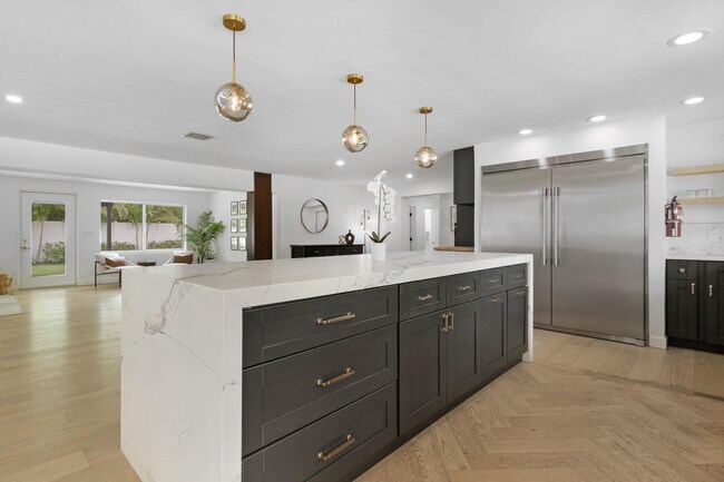 Building Photo - 2862 NE 35th Ct