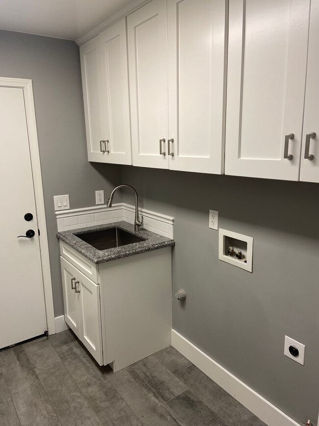 Building Photo - Beautifully remodeled 3 Bdrm+Master retrea...