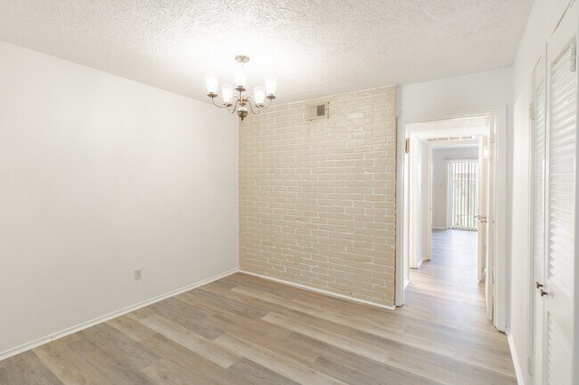 Building Photo - 429 N Post Oak Ln