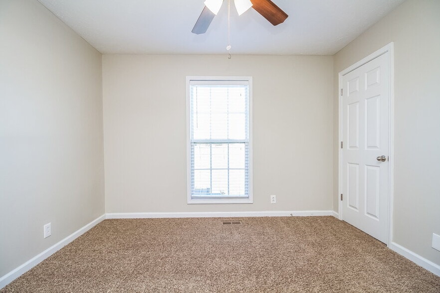Building Photo - 3323 Meadowhill Dr