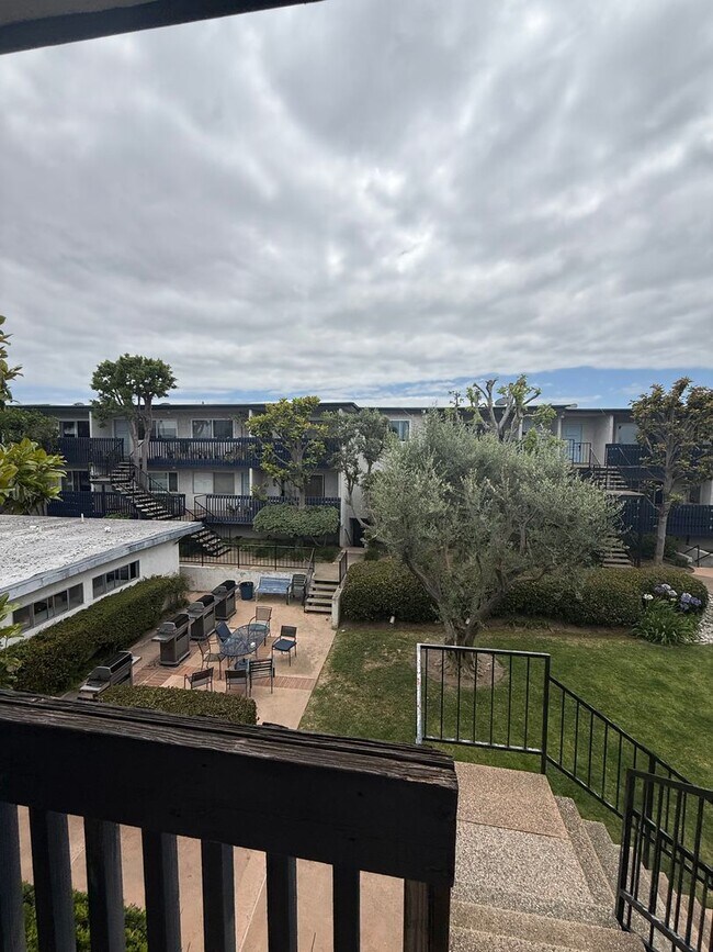 Building Photo - Remodeled 2 Bed, 2 Bath Condo in Quiet Gated Lomita Community
