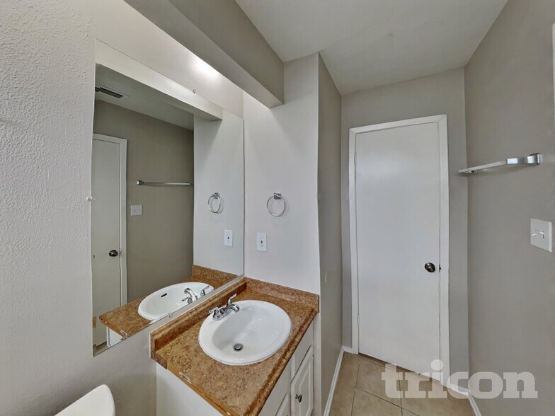 Building Photo - 8522 Lake Crystal Dr