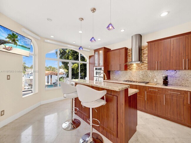Building Photo - 7556 W Treasure Dr