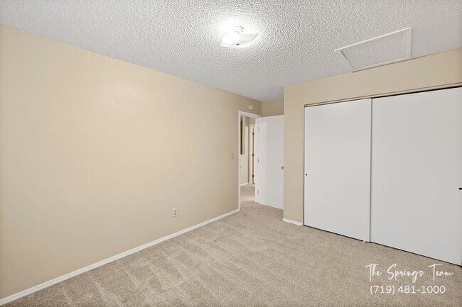 Building Photo - CHARMING 3BD/1.5BA TOWNHOME - NEW CARPET!
