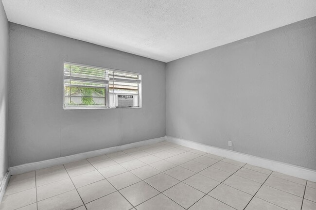 Building Photo - 626 SW 14th Ave