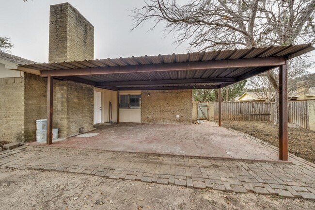 Building Photo - Spacious 4BD Home with Stunning Landscape ...