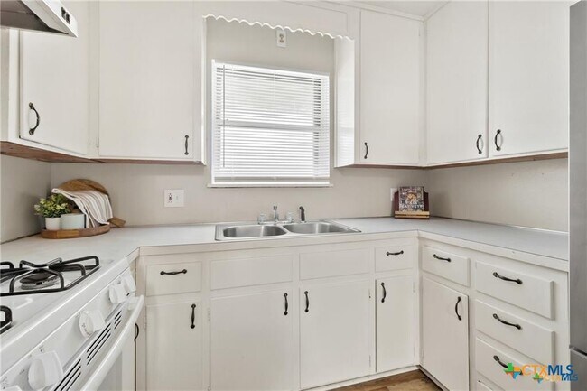 Building Photo - 1006 San Antonio St