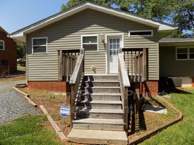 Building Photo - 1212 Brookwood Dr