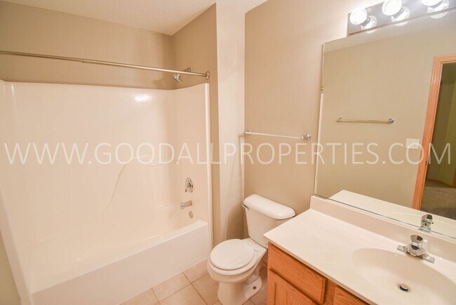 Building Photo - Beautiful 2 bedroom, 2 bath Town house in West Des Moines with 1-car attached garage