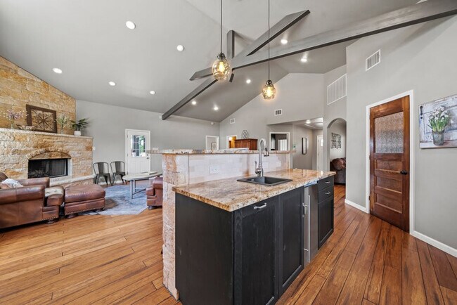 Building Photo - 1740 W Live Oak St