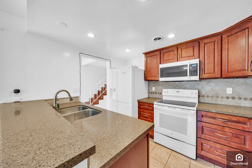 Building Photo - 4739 Larwin Ave