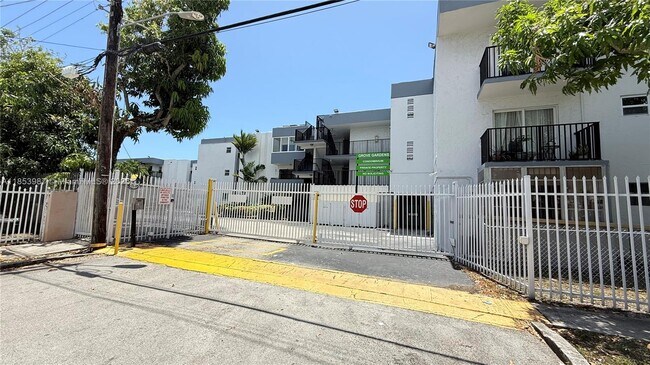Building Photo - 2498 SW 17th Ave