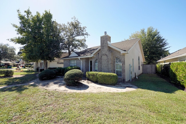 Building Photo - 243 Parkwood Cir