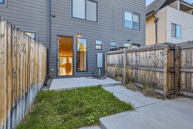 Building Photo - Stunning 3-Bedroom, 3.5-Bathroom Townhouse...