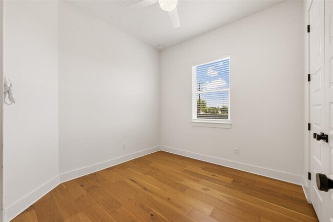 Building Photo - 308 E 20th St