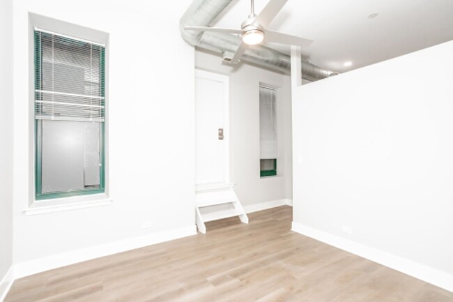 Building Photo - Gorgeous One Bedroom Apartment in Central ...