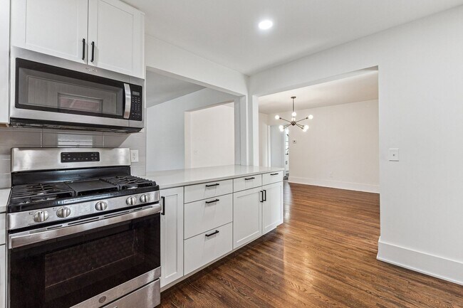 Building Photo - Midtown 3/2 with 2 Car Garage!