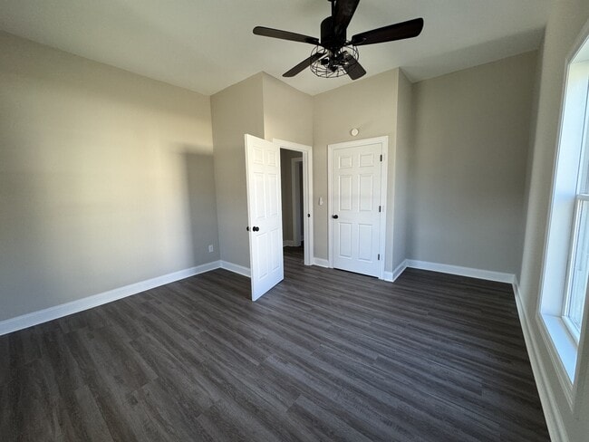 Building Photo - 122 N Vine St