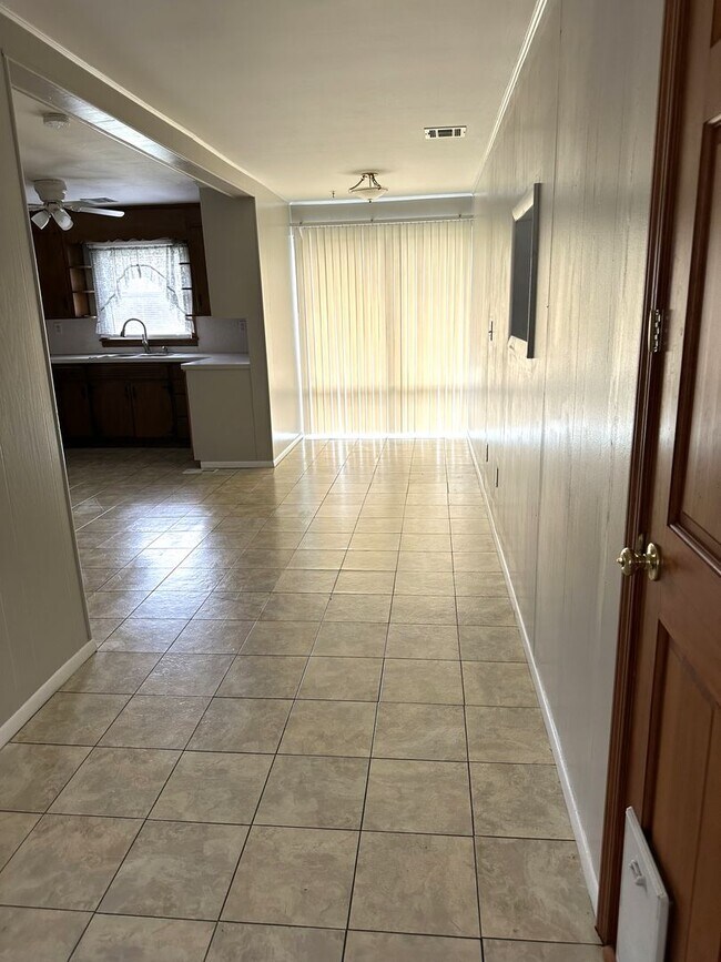 Building Photo - IMMACULATE ONE LEVEL HOME AVAILABLE IN SUR...