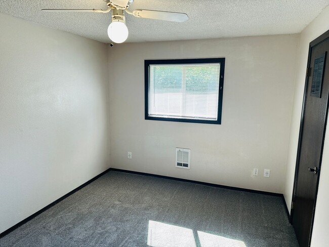 Building Photo - Charming & Quiet Little Home
