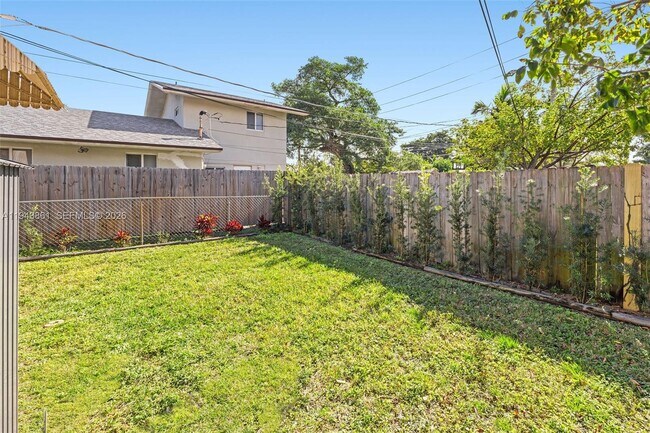 Building Photo - 206 SE 5th St