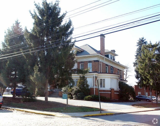 Building Photo - 127 Delafield Ave