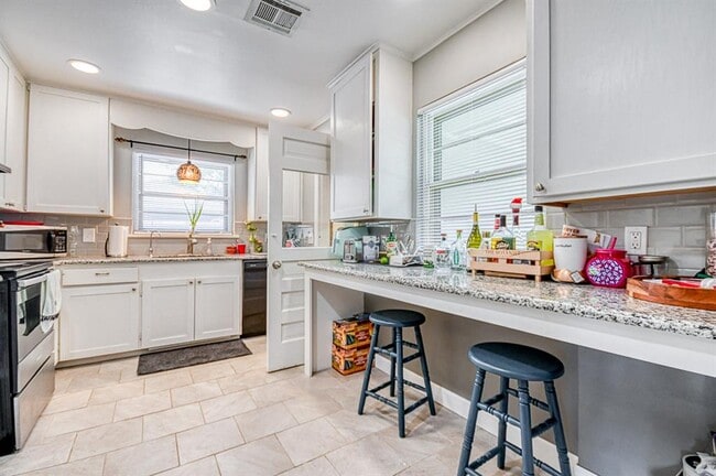 Building Photo - 1205 Westlawn Dr